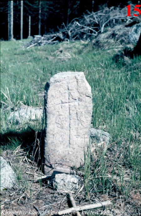 klogertuv kamen 1983.jpg - Skenovaná stará černobílá fotografie. Klogertův pamětní kámen č.15